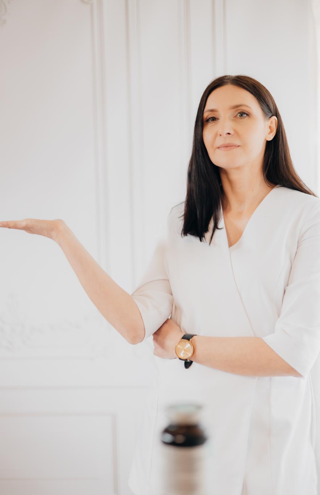Farmaceutka prezentująca materiały edukacyjne apteki